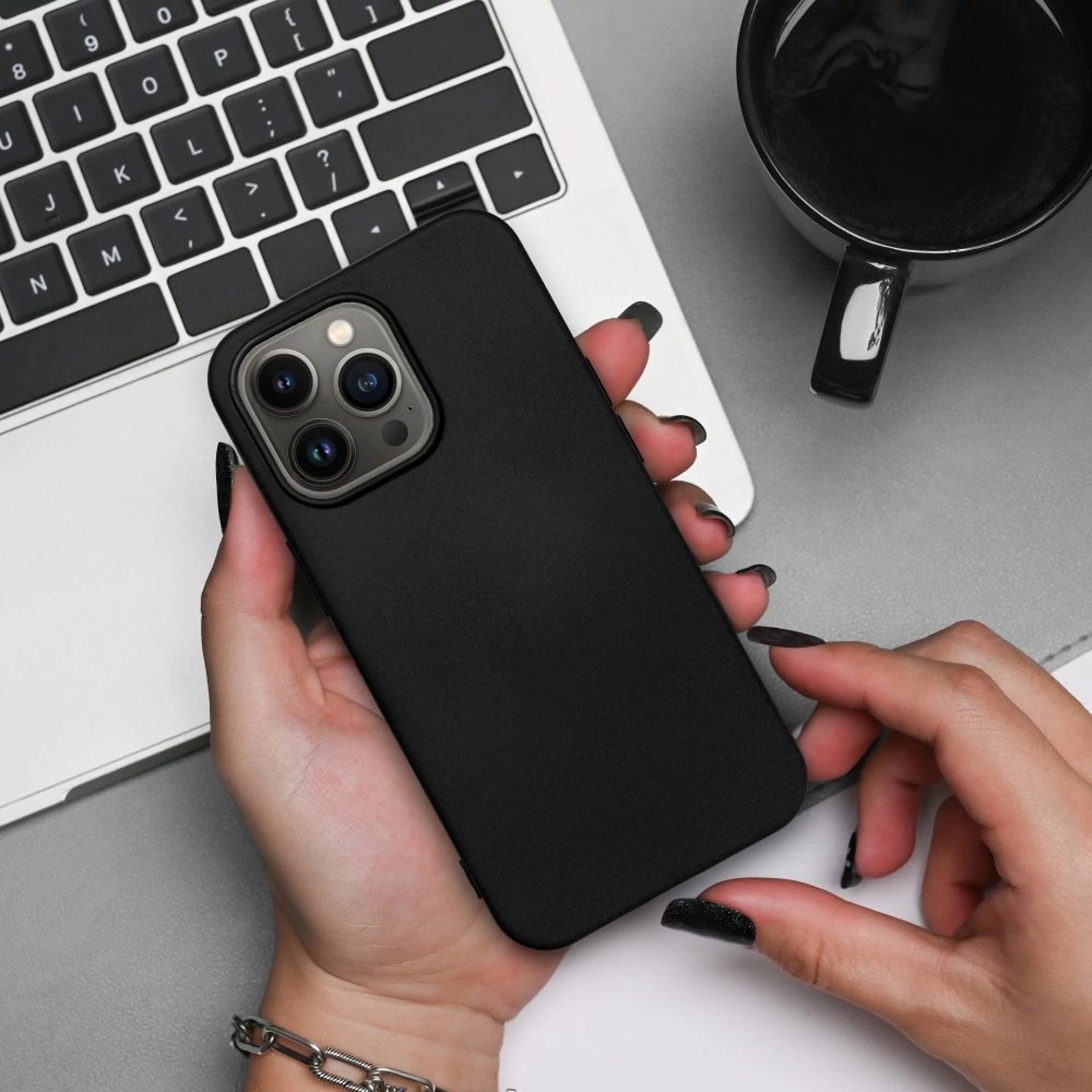 Maska SILICONE case za iPhone 16 Pro crna