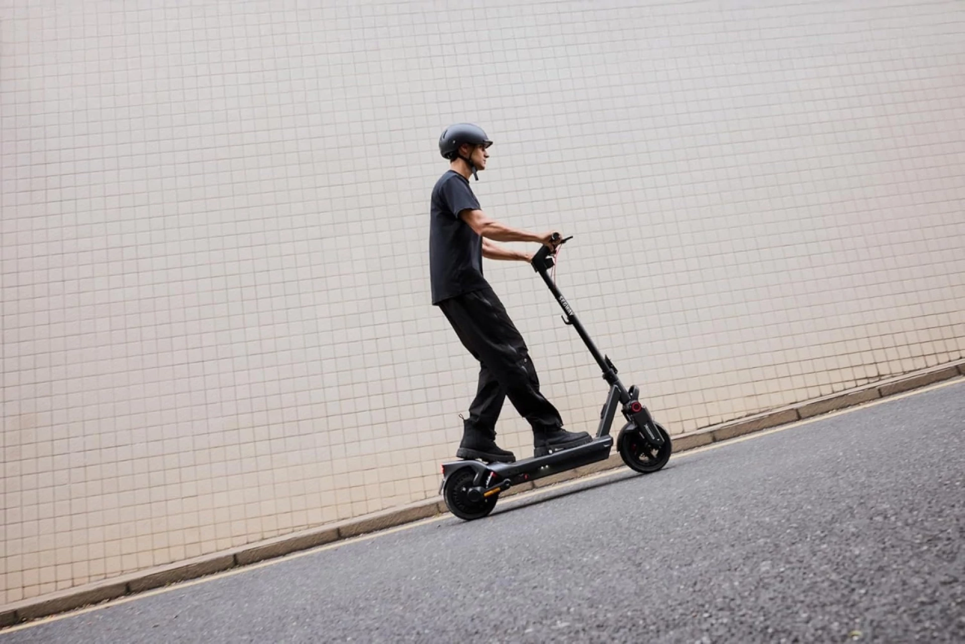 Segway KickScooter MAX G316+ years,130 kg, domet 80 km,25 km/h, 30%, 11'', 2000 W